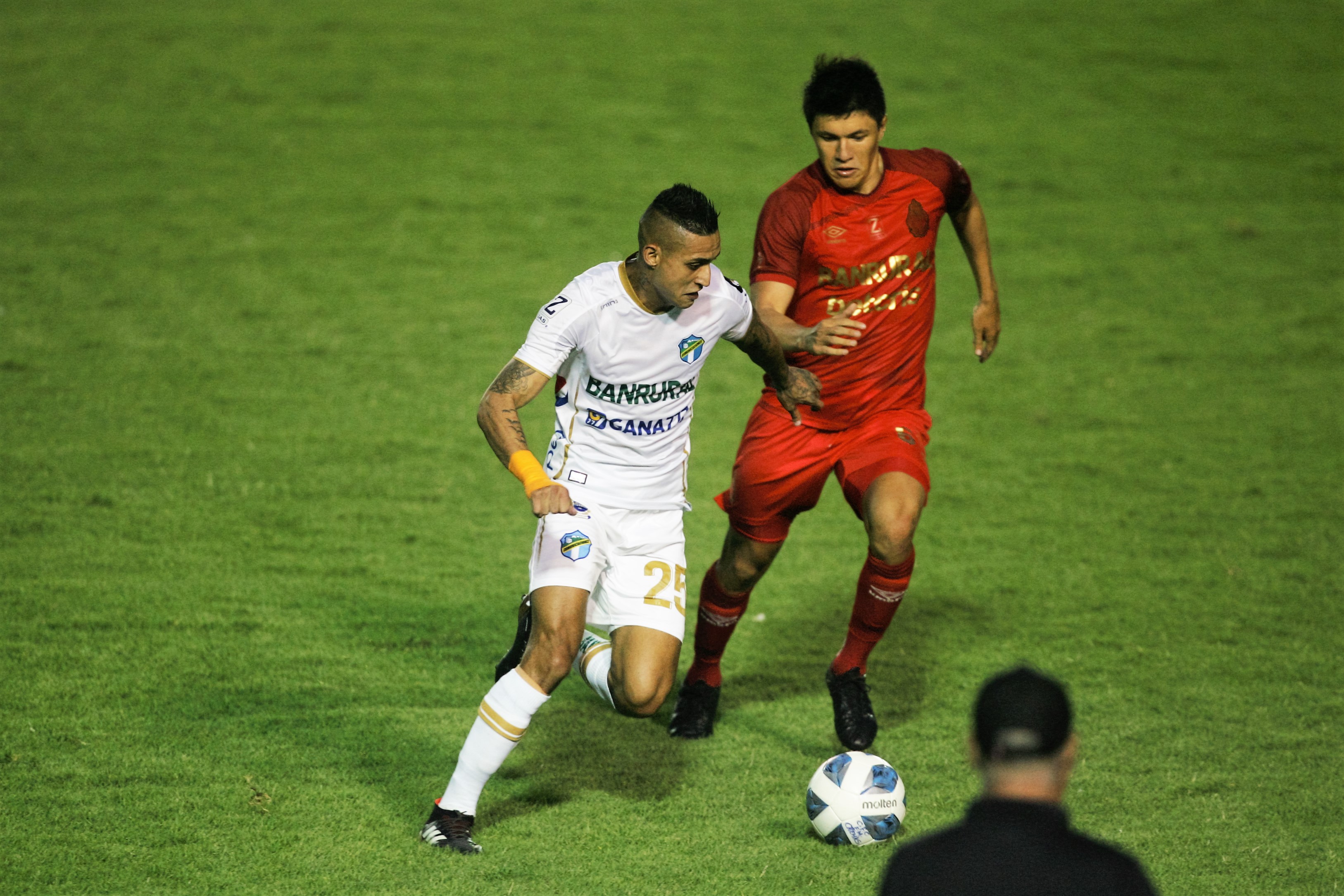 Aparicio durante el juego del Clásico 320 ante Municipal. (Foto: Douglas Suruy Prensa Libre)