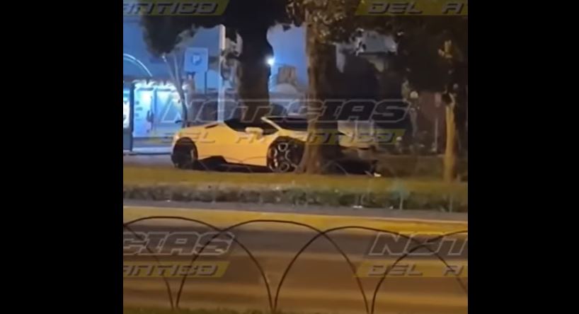 Lamborghini queda con daños al chocar contra un árbol en la Avenida Reforma
