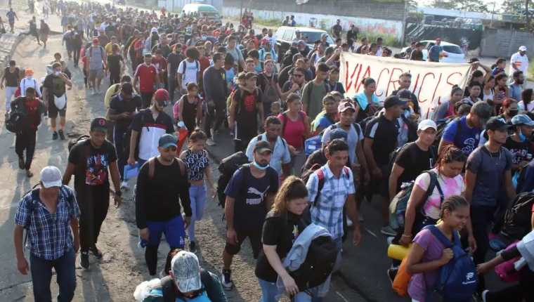 Migrantes de diferentes nacionales siguen llegando a la frontera de EE. UU. (Foto Prensa Libre: EFE)