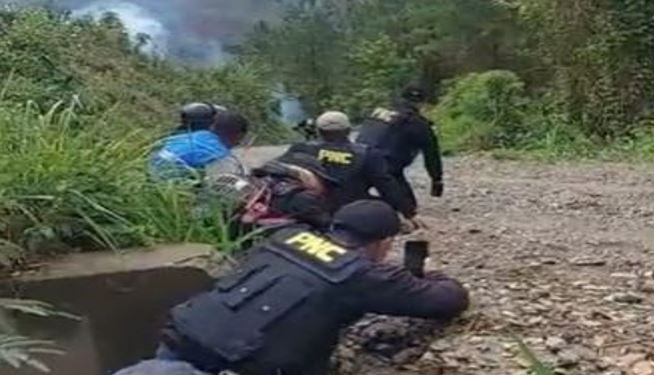Momentos tensos se vivieron en Purulhá en intento de desalojo. (Foto Prensa Libre: Tomado de video)