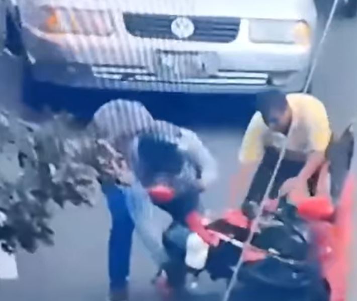 Video: Motorista se distrae cuando circulaba en área donde ocurrió accidente y choca contra auto estacionado
