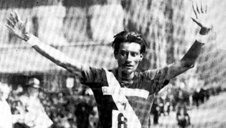Doroteo Guamuch sorprendió al mundo al ganar en 1952 la maratón de Boston, levantando el nombre de Guatemala en el campo del deporte. (Foto Prensa Libre: Hemeroteca PL)