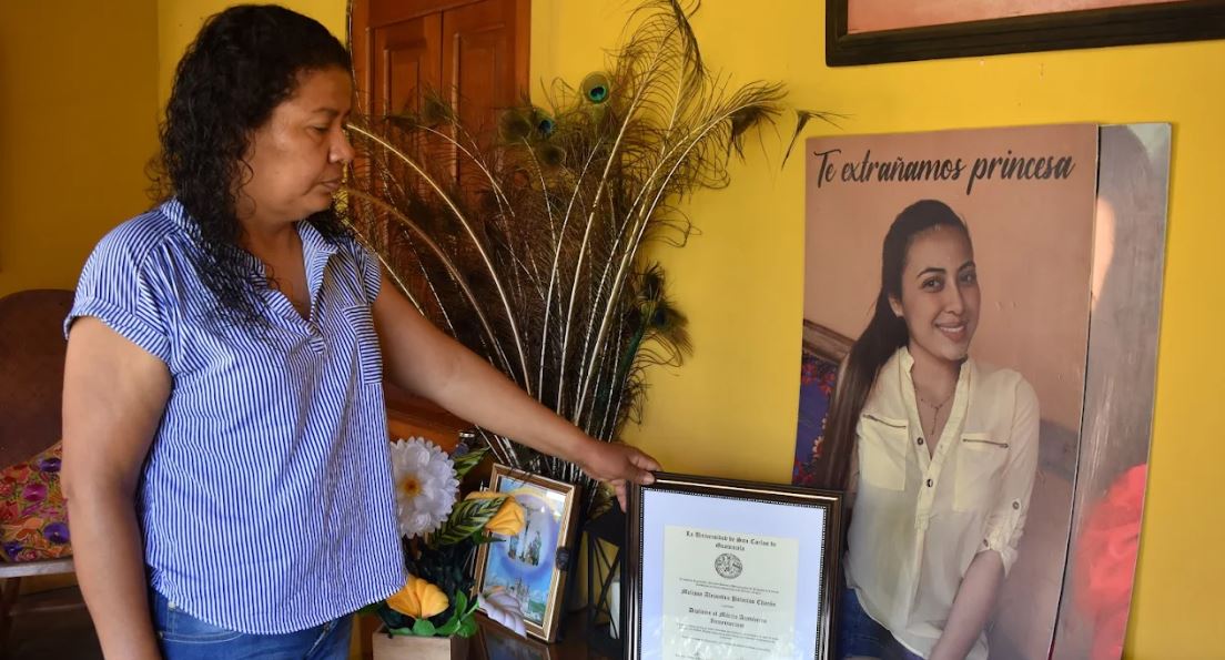Madre de Melissa, junto al diploma y el retrato de la joven. (Foto Prensa Libre: Mayra Sosa)
