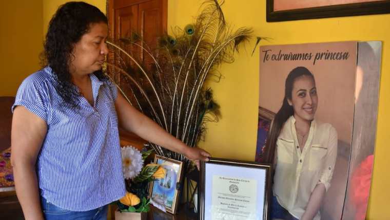 Madre de Melissa, junto al diploma y el retrato de la joven. (Foto Prensa Libre: Mayra Sosa)