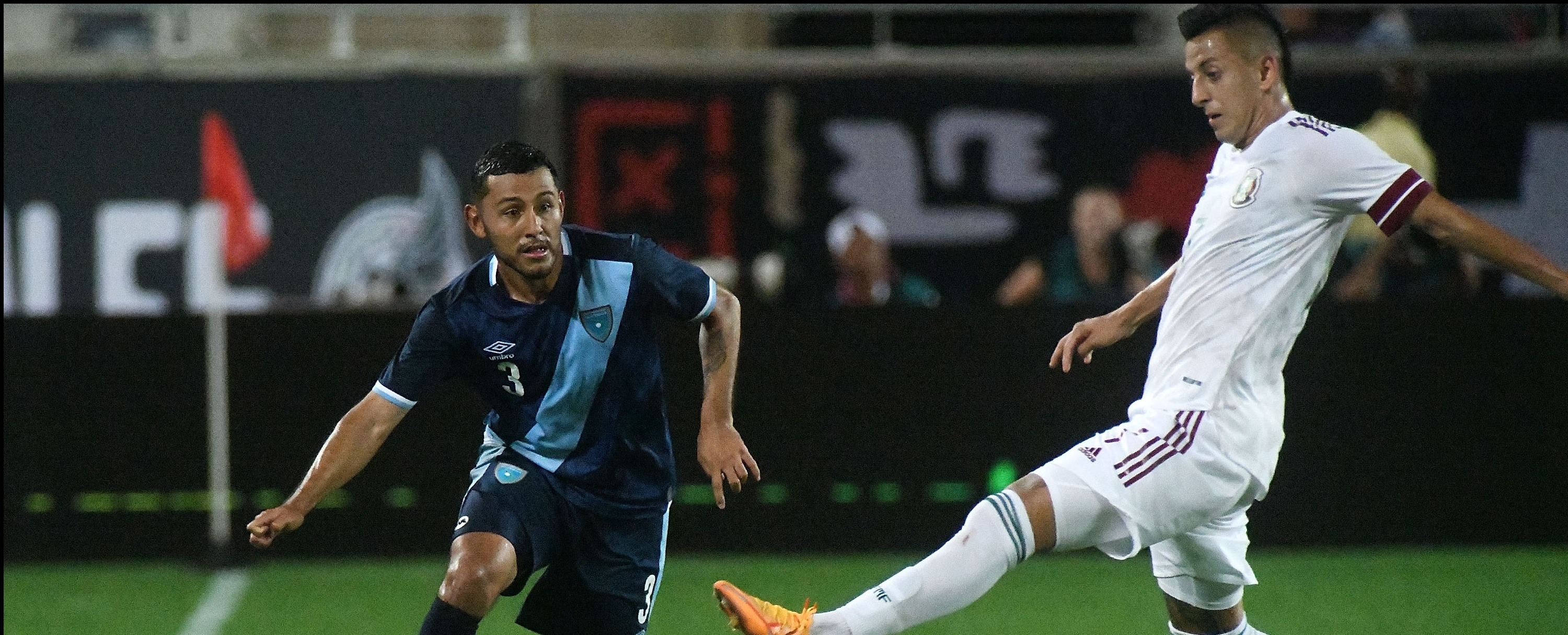 Roberto Alvarado (d) de México disputa hoy el balón con Cristian Jiménez de Guatemala. (Foto Prensa Libre: EFE)