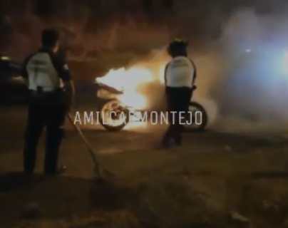 Video: qué se sabe de la motocicleta que fue incendiada por su propio conductor