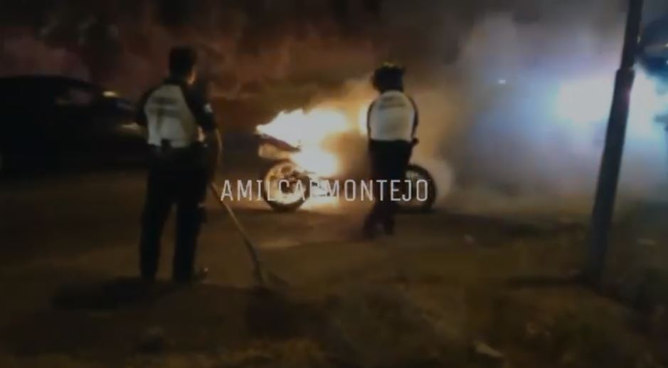 Video: qué se sabe de la motocicleta que fue incendiada por su propio conductor