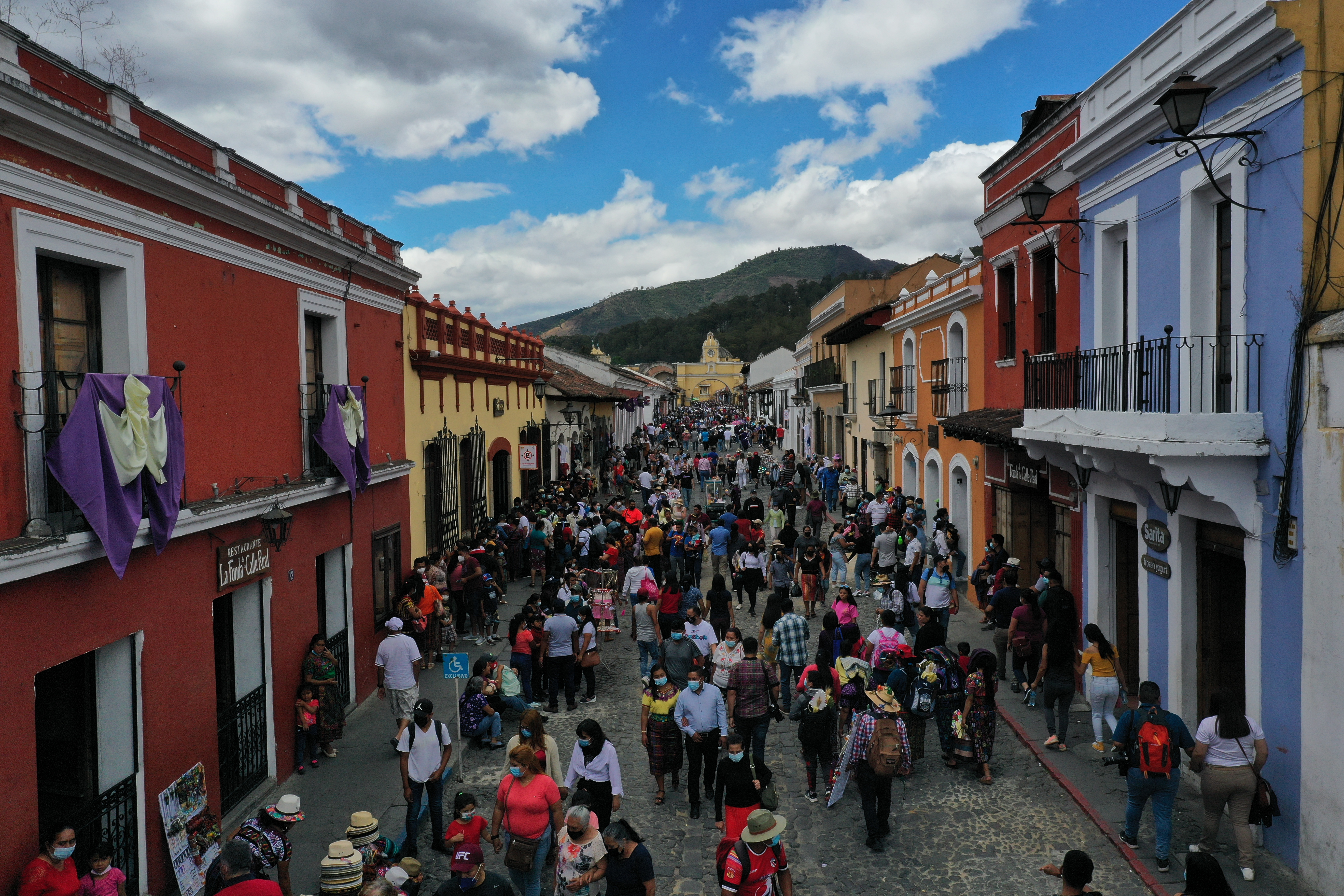 La Antigua Guatemala reporta una afluencia de turismo este fin de semana. (Foto Prensa Libre: Elmer Vargas) 