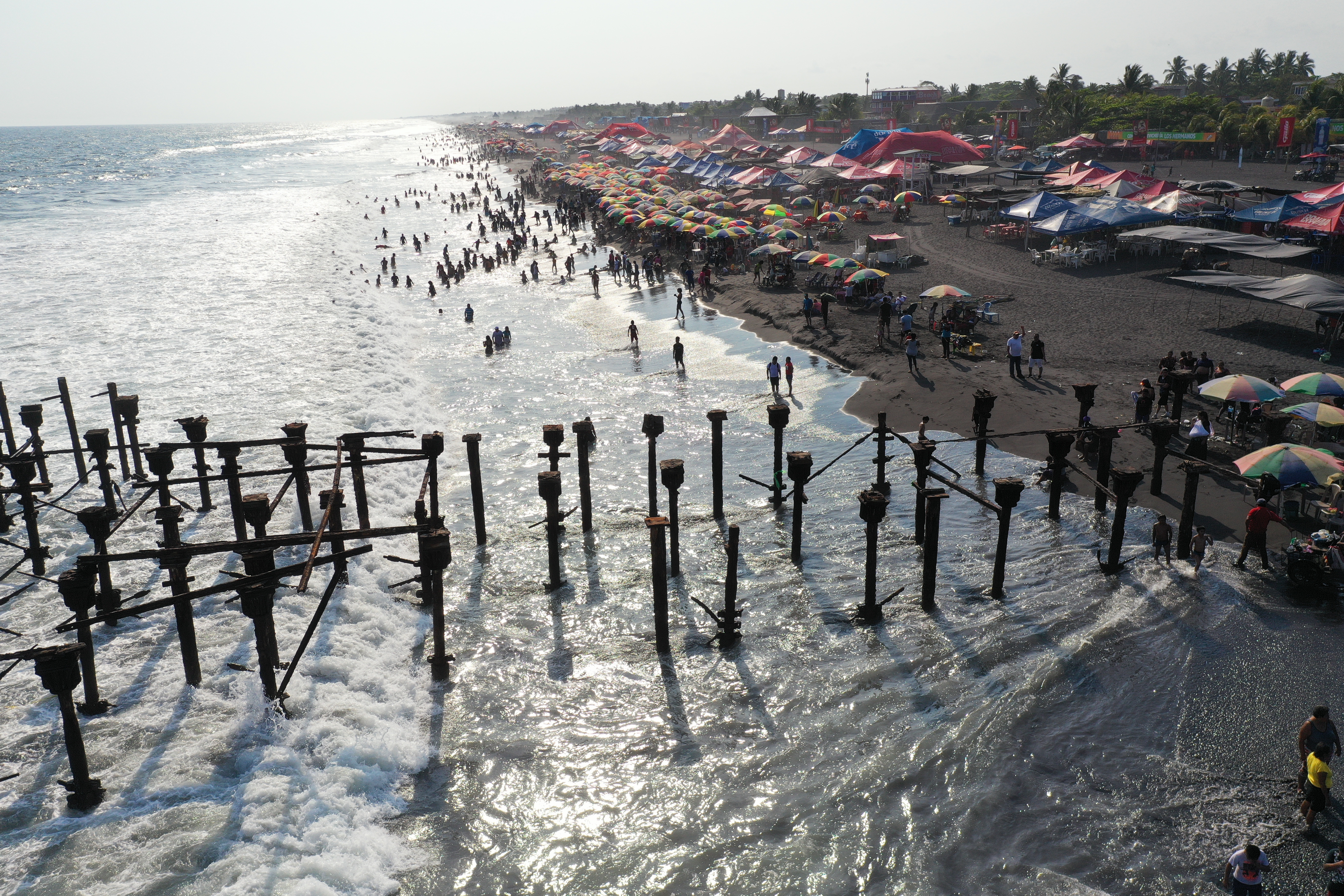 Miles de guatemaltecos van a las playas del Puerto San José para disfrutar de la Semana Santa. (Foto Prensa Libre: Carlos Hernández)