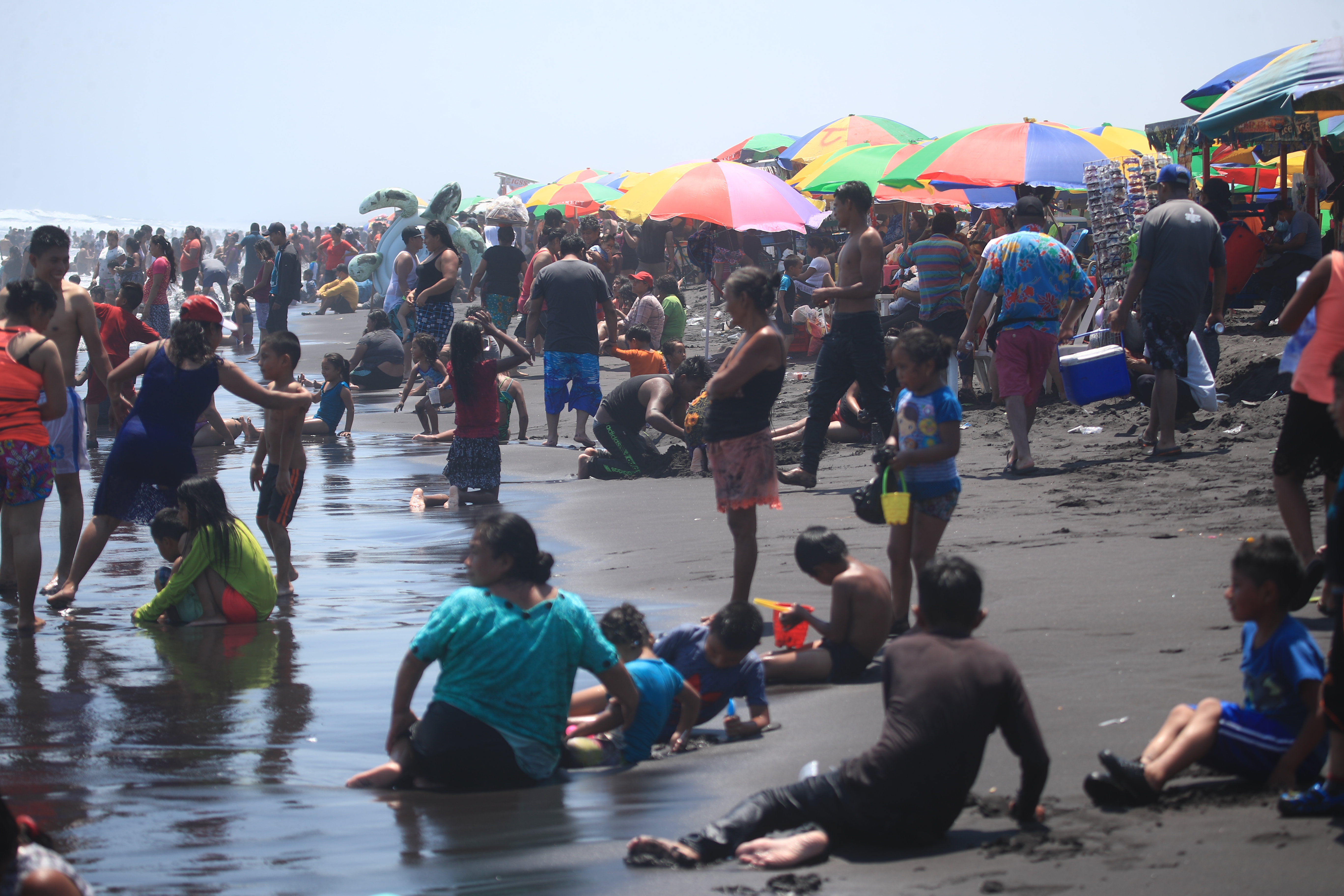 As luce la playa publica del Puerto San Jos , durante este domingo de resurreccin . durante la semana Santa 2022, al menos 70 mil veraneantes llegaron al Puerto de San Jos a pesar de la pandemia. foto Carlos Hernndez 17/04/2022