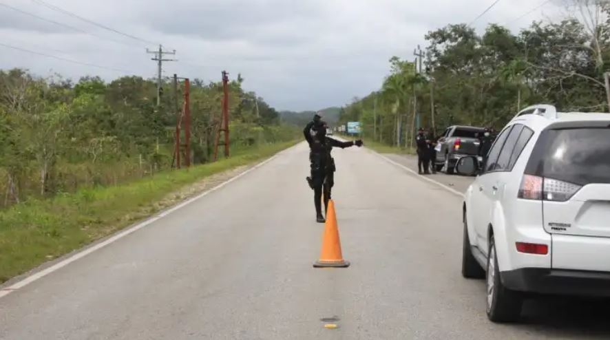 La PNC realiza operativos para capturar a presuntos pandilleros salvadoreños y expulsarlos a su país. (Foto Prensa Libre: PNC)