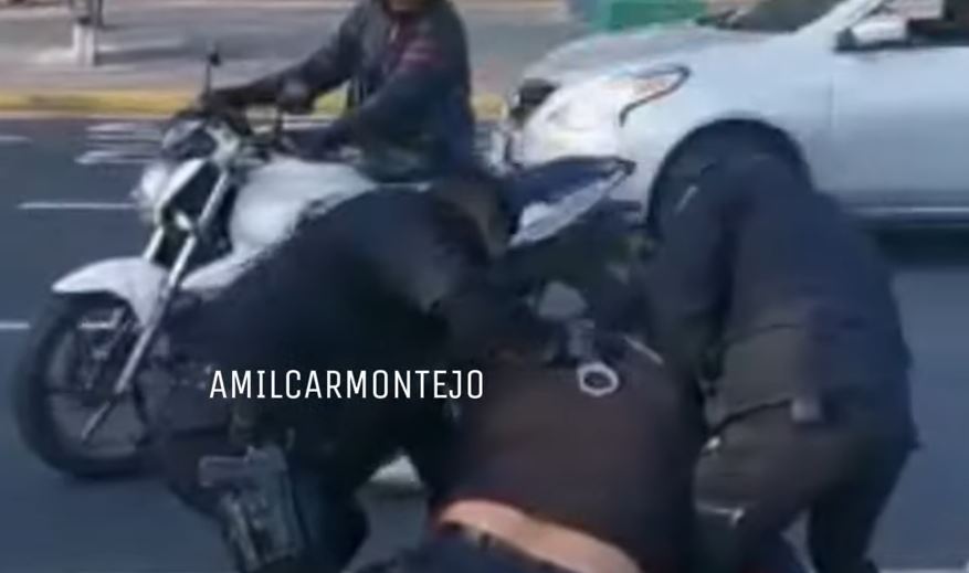 “Se dan a puñetazos”: video muestra la pelea entre dos conductores luego de una discusión en el Bulevar Liberación