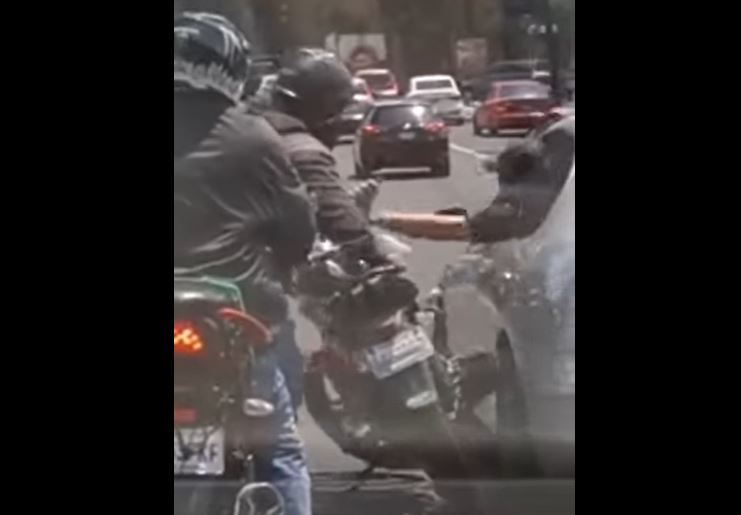 Video: Así fue la pelea entre un motorista y el piloto de un automóvil en medio del tránsito