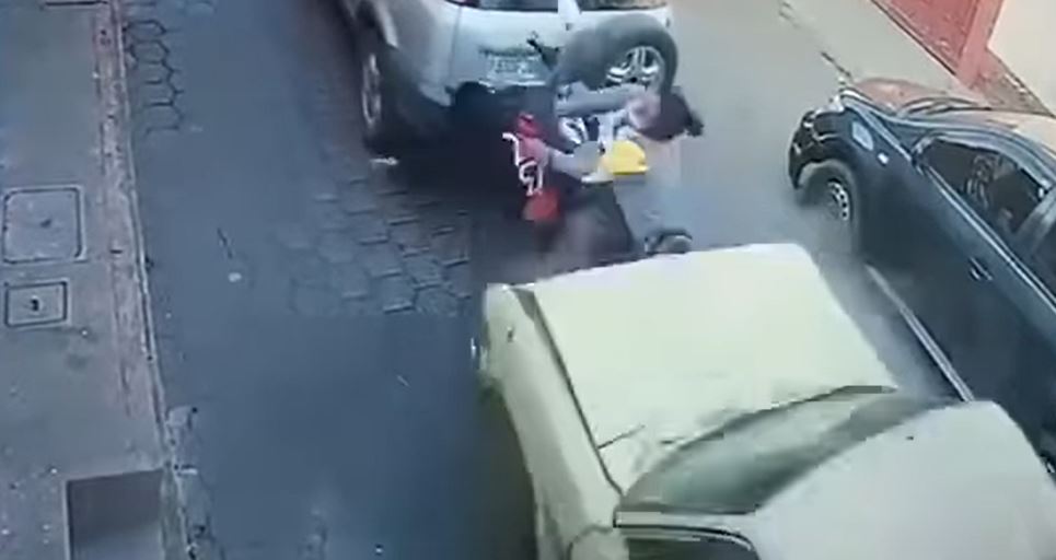 Video: Piloto de picop pierde el control y arrolla a dos personas que se desplazaban en motocicleta