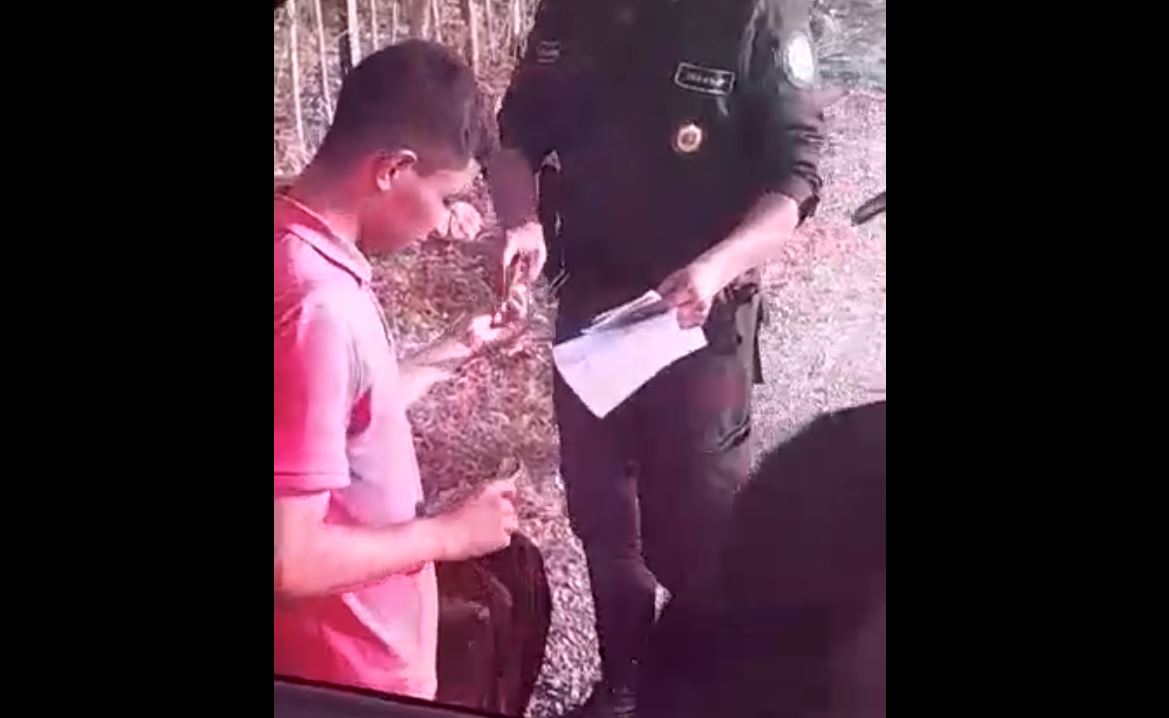 Agente de la PNC es grabado cuando recibe dinero para dejar pasar a migrantes cerca de la frontera El Ceibo en Petén 
