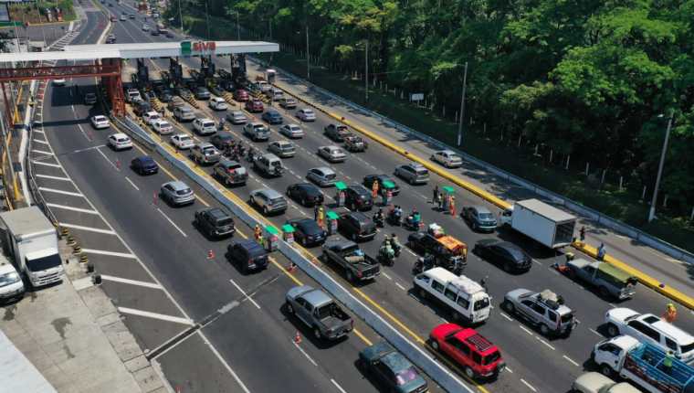 Desde las 7 horas de este Domingo de Resurrección se reporta un aumento de vehículos en la autopista Palín - Escuintla. Fotografía: Prensa Libre (Carlos Hernández). 