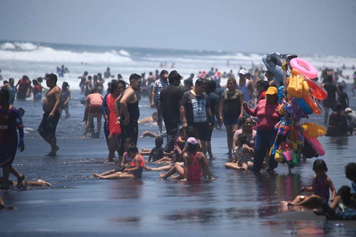 “La gente no usa mascarilla ni nada”: miles de veraneantes despiden la Semana Santa en el Puerto de San José