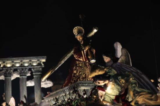Fotogalería: Imagen del Nazareno de las Tres Potencias sale de nuevo en procesión a las calles de la capital