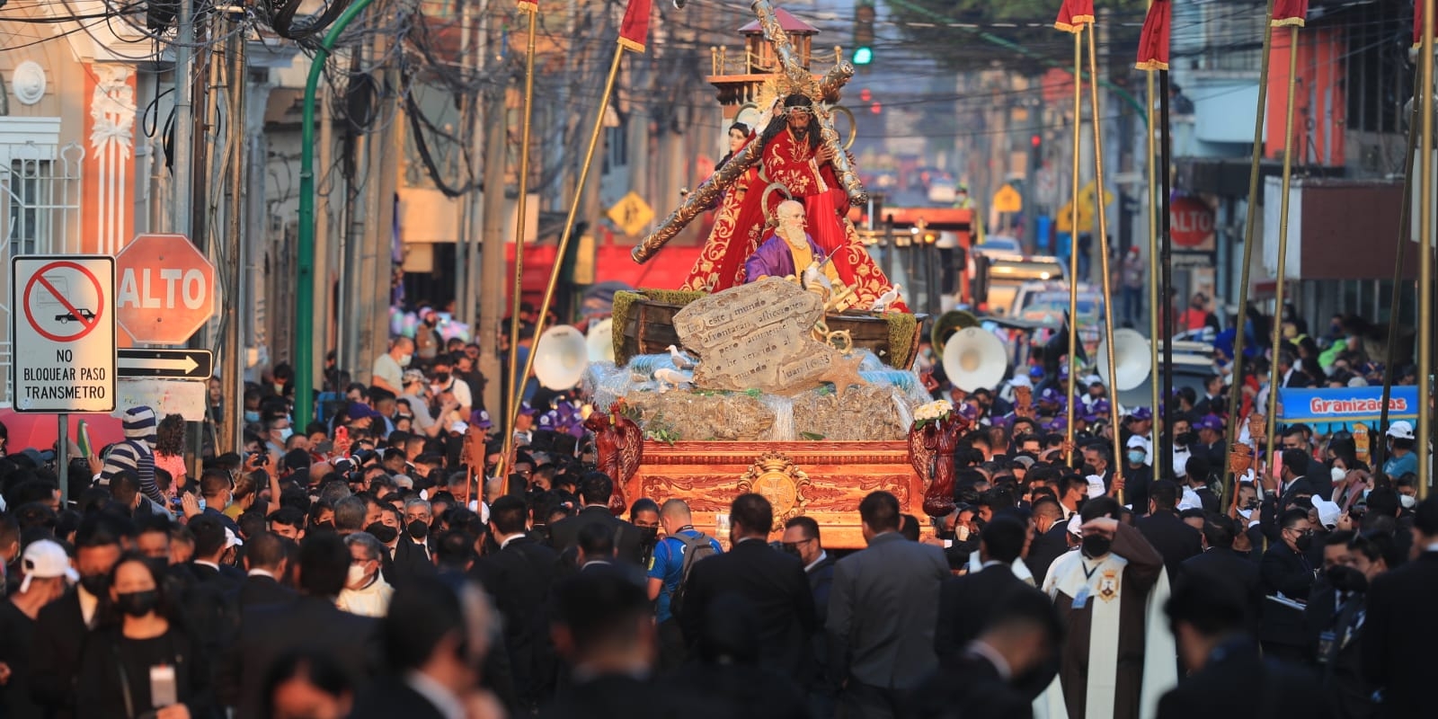 El cortejo procesional de la Consagrada Imagen de Jesús Nazareno del Rescate de la Rectoría de Santa Teresa recorre las calles del centro histórico en este Miércoles Santo. (Foto Prensa Libre: Élmer Varga)