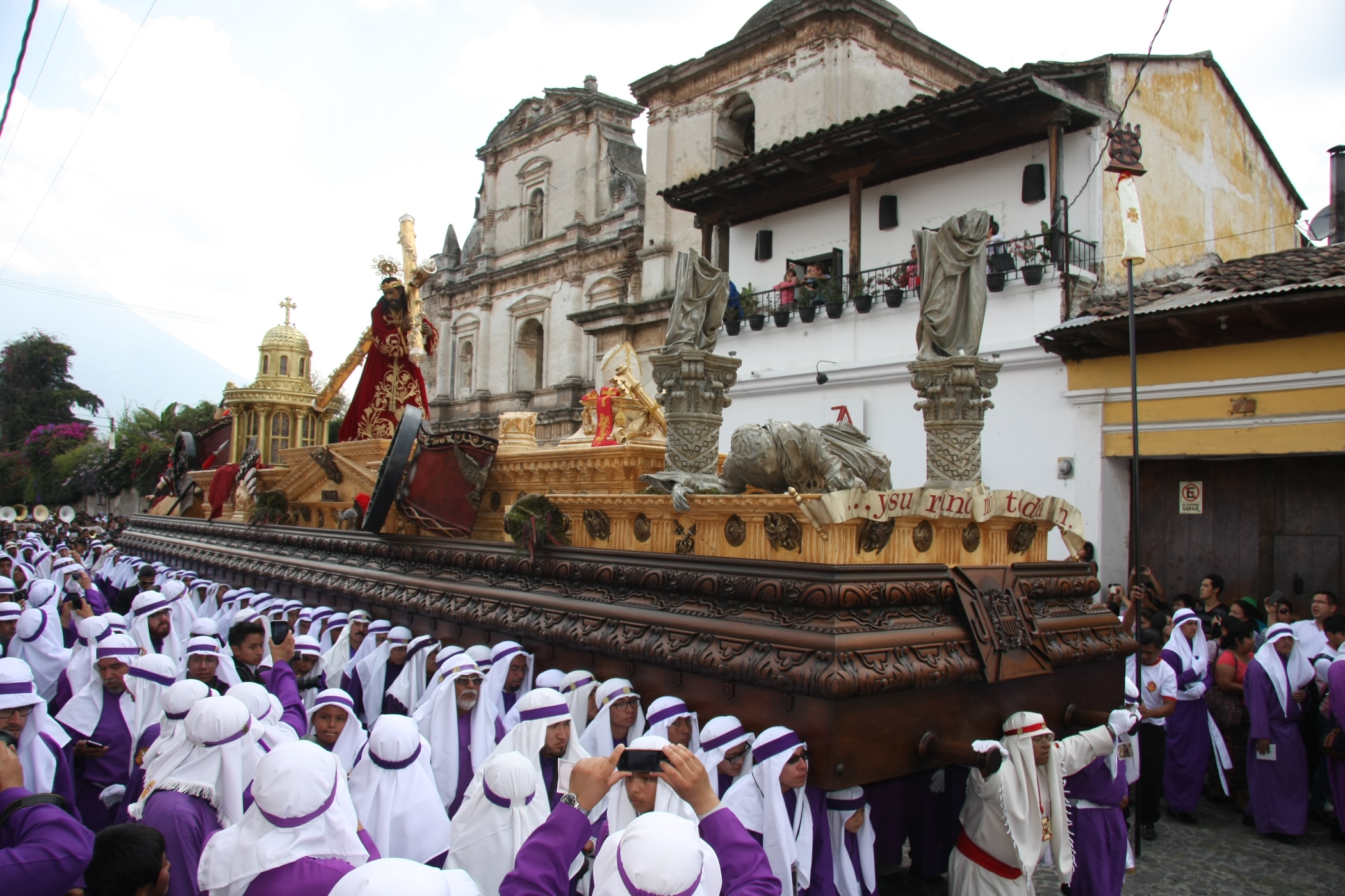 Así se elaboran las andas procesionales en Guatemala