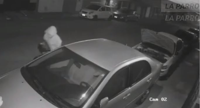 El video que muestra cuando sujeto roba la batería de un automóvil