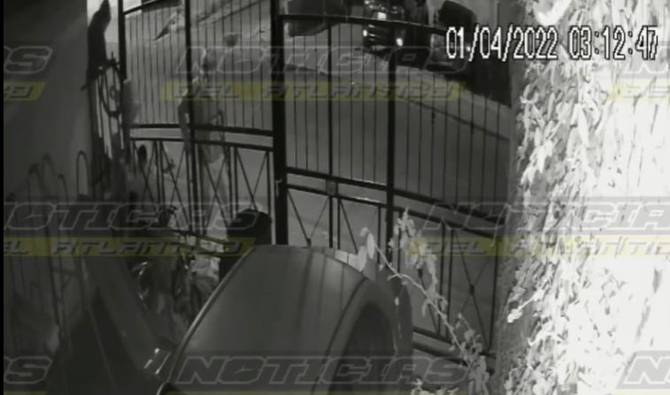 Video: Tres sujetos se organizaron en la madrugada para robar una bicicleta que estaba en una vivienda de la zona 18