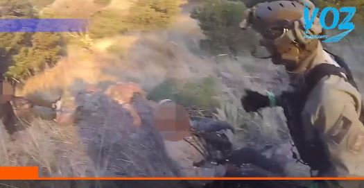 Video: el peligroso rescate por aire de una pareja de migrantes guatemaltecos perdidos en una montaña de Arizona