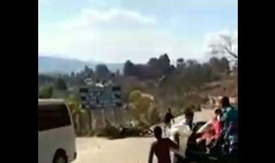 Video: El momento en que hombre se lanza de un picop  y es arrollado por motorista