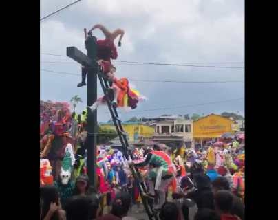 Video: “Tamborilero” se cae de la cruz durante representación de la Crucifixión de Jesús en Samayac
