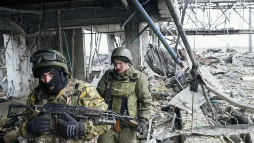 Soldados prorrusos vigilan las inmediaciones del aeropuerto destrozado de Donetsk, Ucrania.