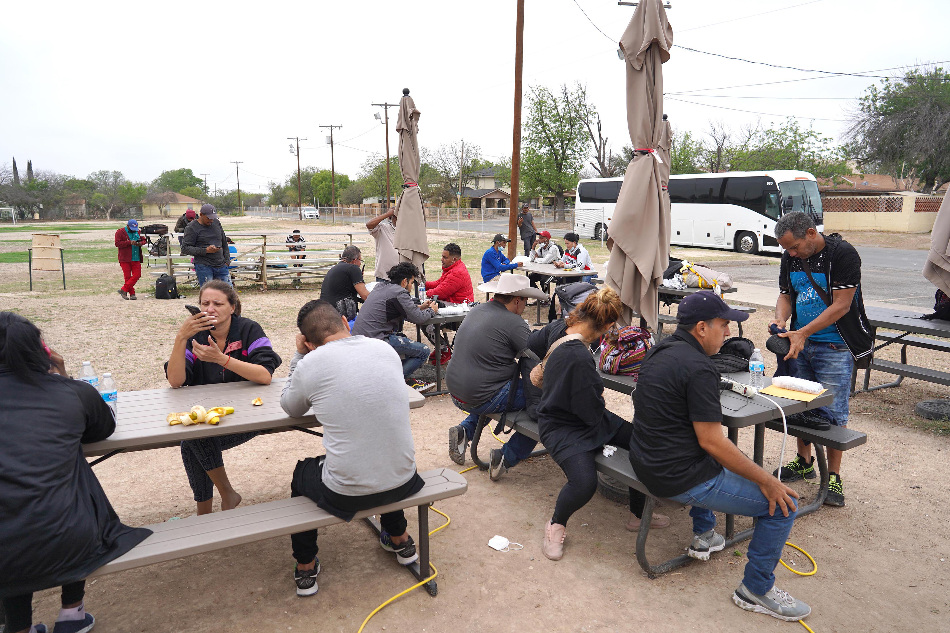 Migrantes que han llegado al refugio, en Del Río, Texas, el 21 de abril de 2022, que está gestionado por la Coalición Humanitaria Fronteriza Val Verde. (Foto Prensa Libre: Christian K. Lee/The New York Times)