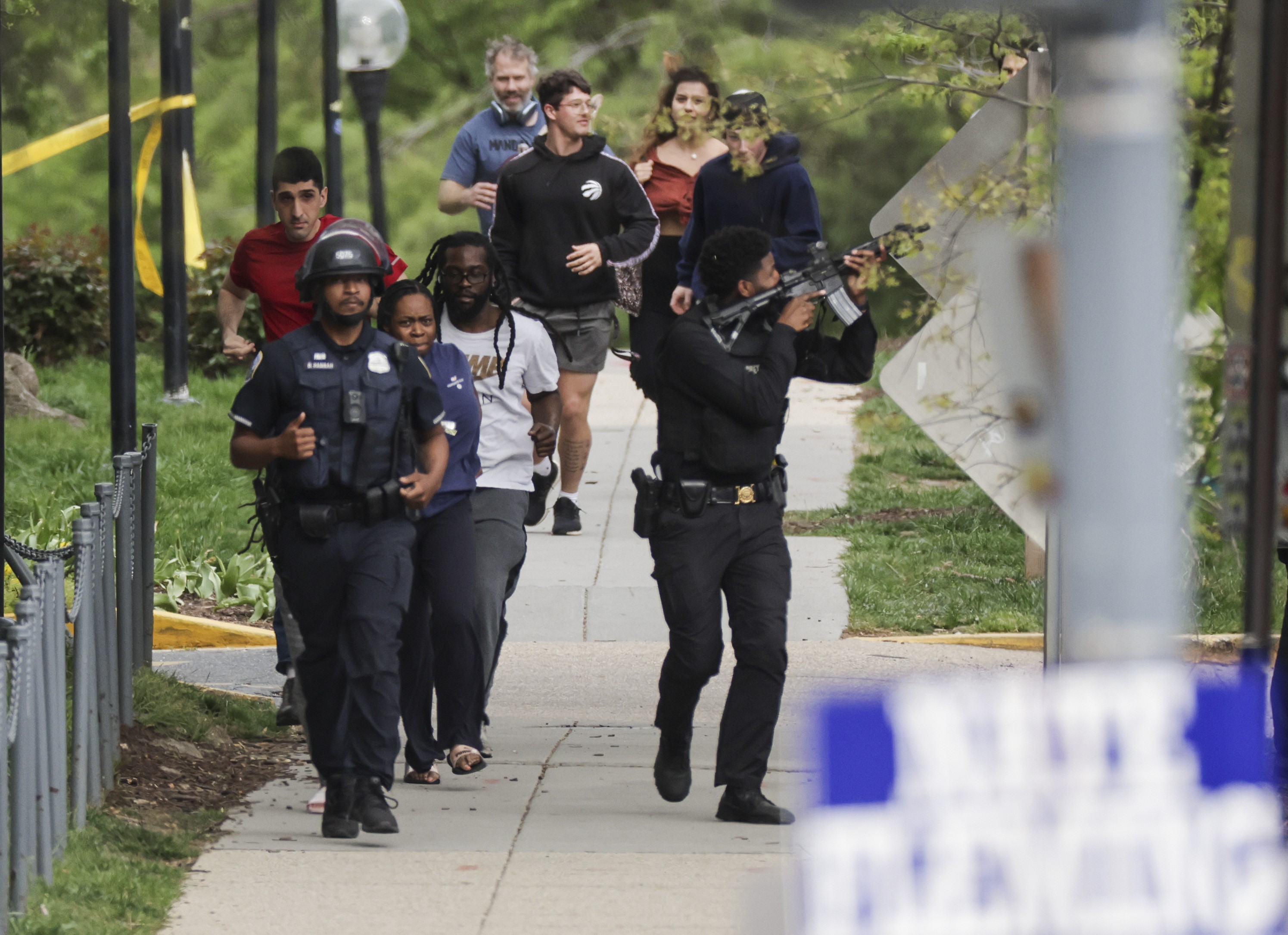 Fotografía de policías resguardando civiles en el tiroteo en Washington