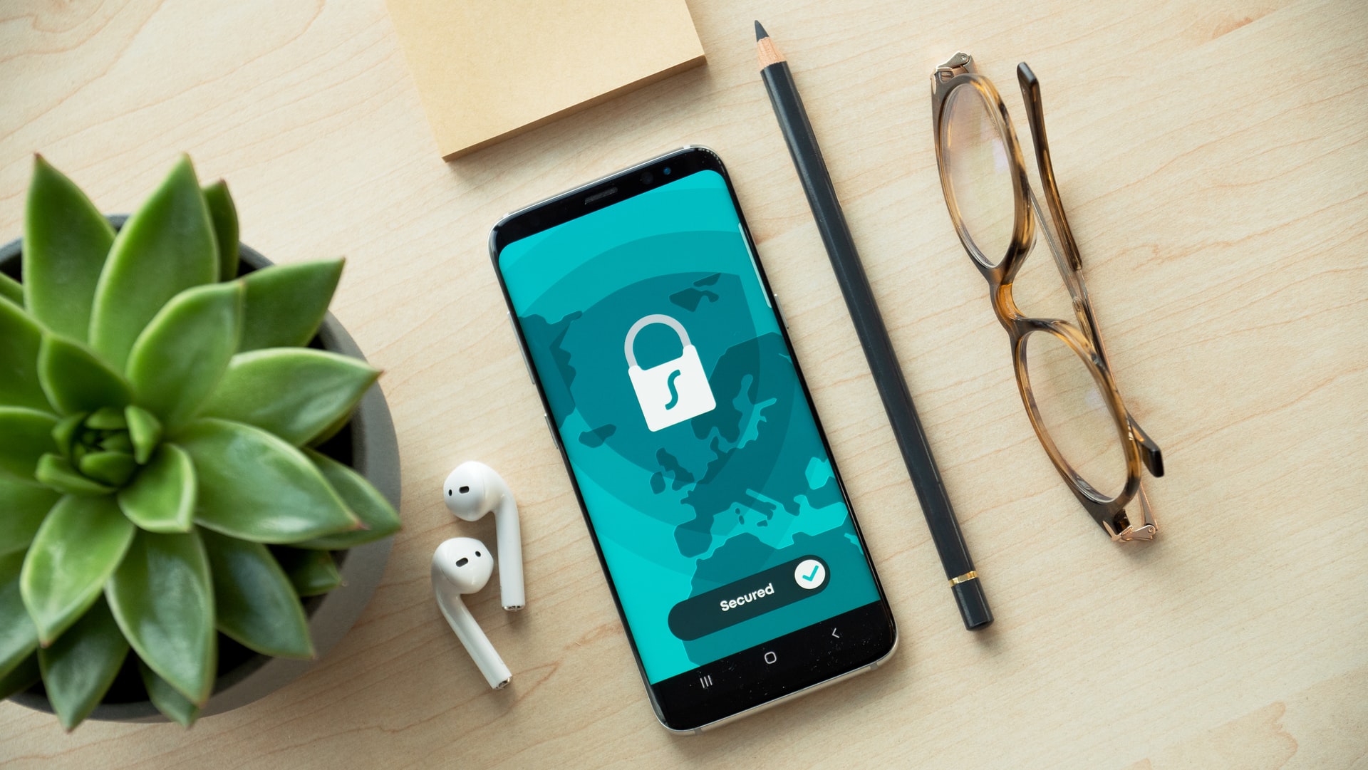 Cuidar los dispositivos que se utilizan para trabajar es sinónimo de cuidar la información. (Foto Prensa Libre: Dan Nelson on Unsplash).