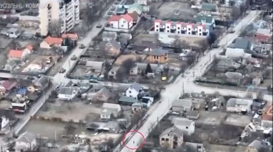 Video: el impactante momento en que un ciclista es abatido por tanques rusos en Bucha, Ucrania