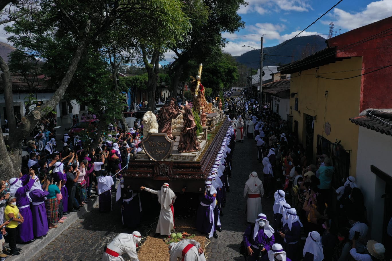 De acuerdo con autoridades locales más de medio millón de personas han llegado a La Antigua Guatemala entre el 9 y 10 de abril debido a las procesiones de Semana Santa. Foto Prensa Libre: María José Bonilla. 