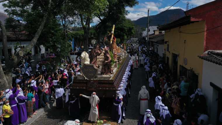 De acuerdo con autoridades locales más de medio millón de personas han llegado a La Antigua Guatemala entre el 9 y 10 de abril debido a las procesiones de Semana Santa. Foto Prensa Libre: María José Bonilla. 