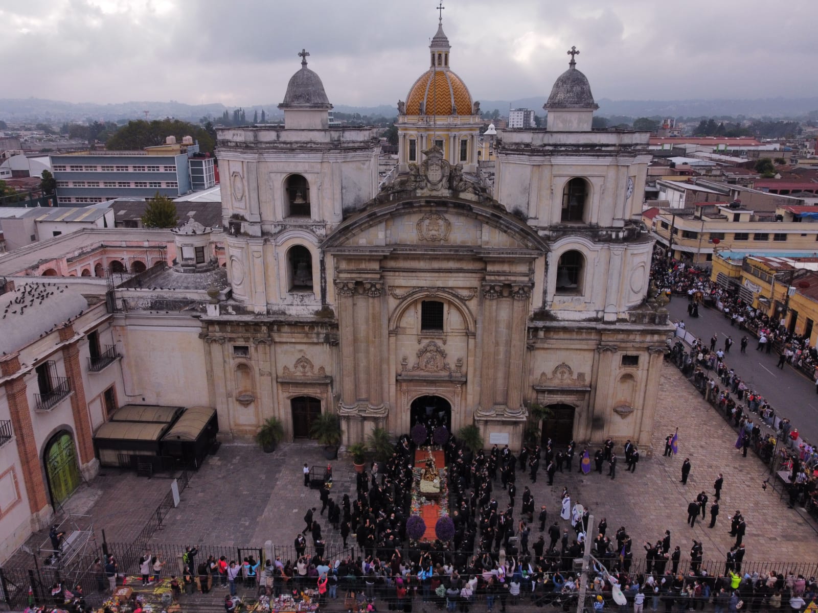 El paso a paso de las procesiones más emblemáticas de la ciudad capital. (Foto Prensa Libre: Carlos Hernández)