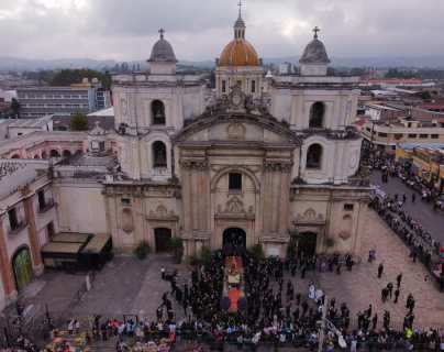 Martes Santo en imágenes: Guatemaltecos abarrotan las calles del Centro Histórico y acompañan distintos cortejos procesionales