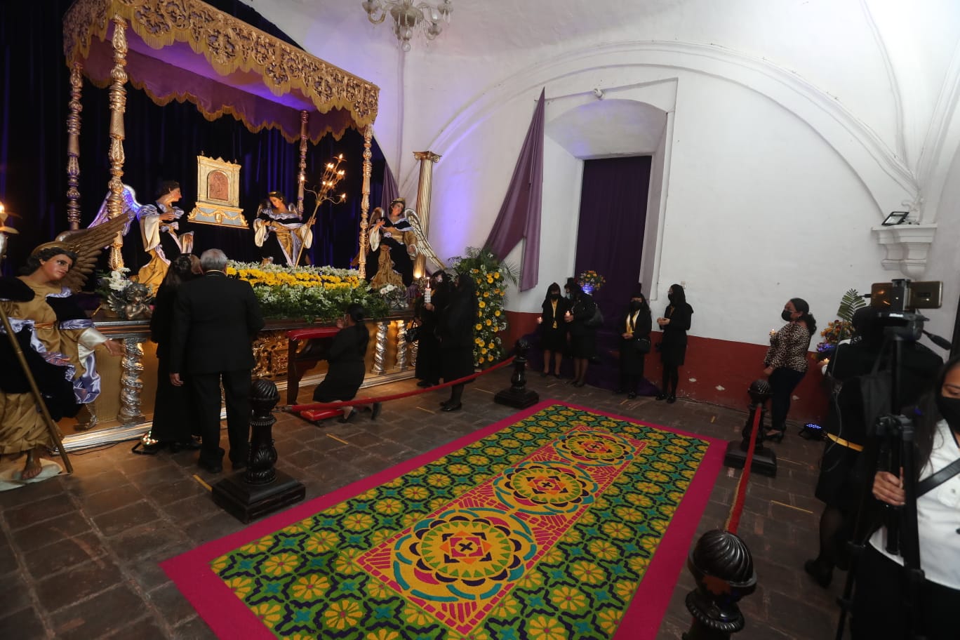 Fieles católicos inician con la tradicional "visita a los 7 Sagrarios en Jueves Santo".  Templo de la Merced, Antigua Guatemala, año 2022.  (Foto Prensa Libre: Juan Diego González).