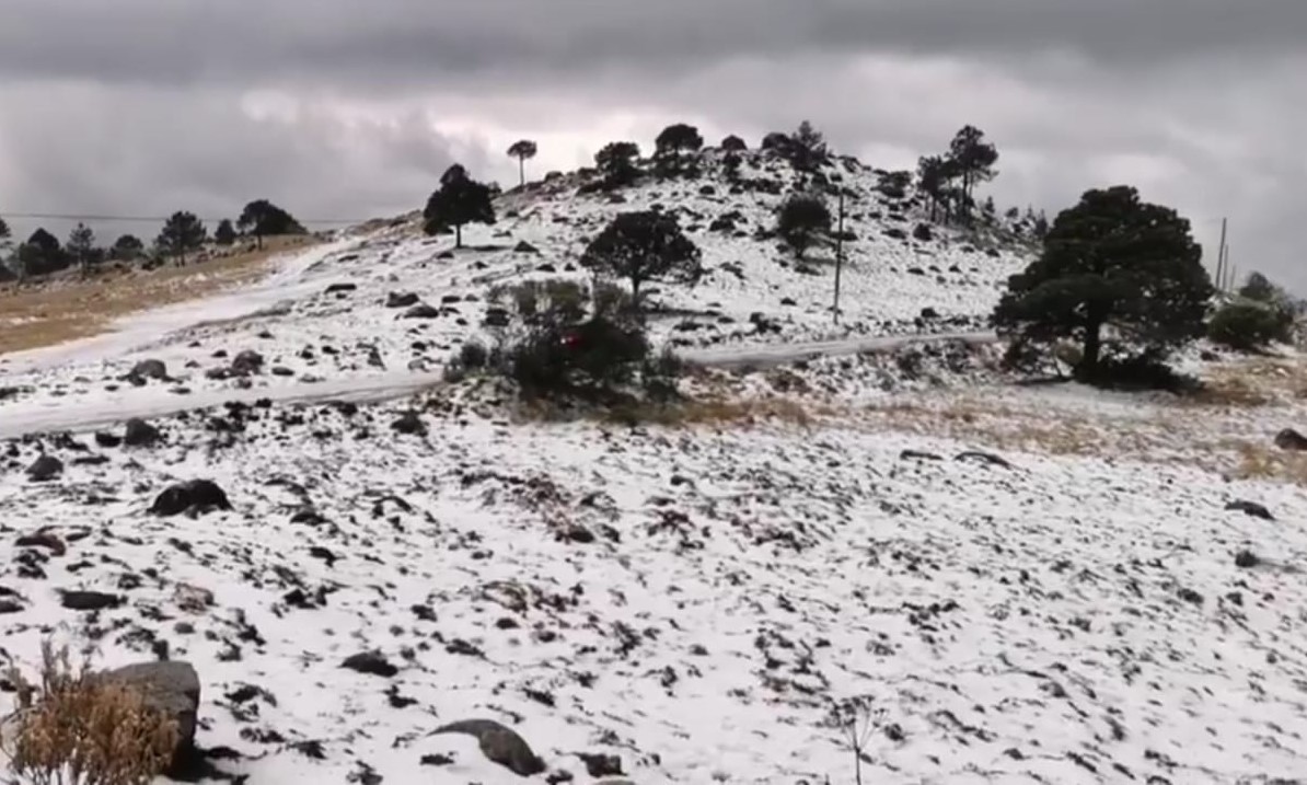 Cerro Cotzic, en Ixchiguán, San Marcos, cubierto por el granizo. (Foto: Prenas Libre)