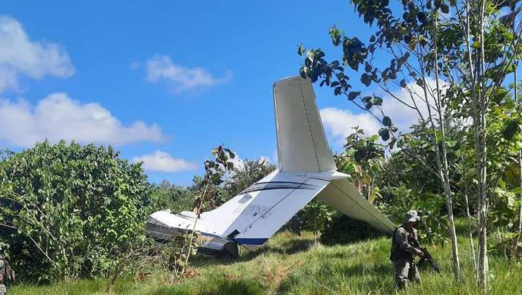 En un área de Sayaxché personas partieron una avionetea que había aterrizado en diciembre del 2021 para despejar la vía y rehabilitar la pista. (Foto: Ejército de Guatemala)