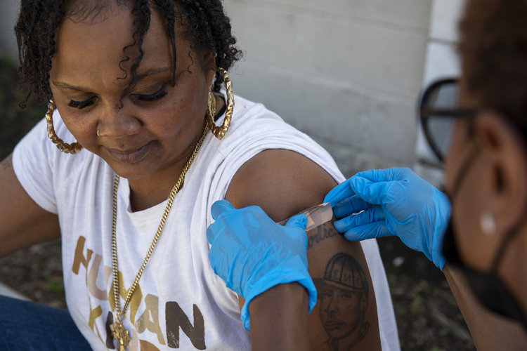 Dwona Beroit recibe una bandita adhesiva después de su vacuna de refuerzo contra el COVID-19 en Los Ángeles, el 6 de abril de 2022. (Alisha Jucevic/The New York Times)