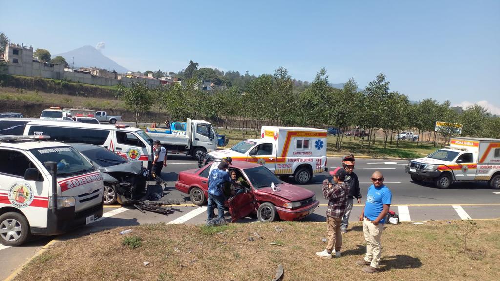 Dos automóviles chocan en el Libramiento de Chimaltenango y bomberos reportan varios heridos