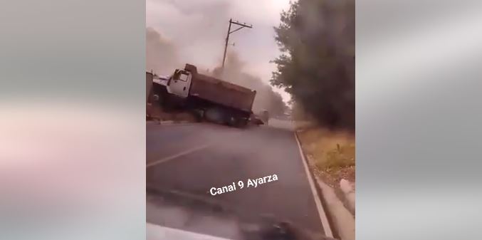 El momento del accidente fue captado por un conductor. (Foto: Canal 9 Ayarza)