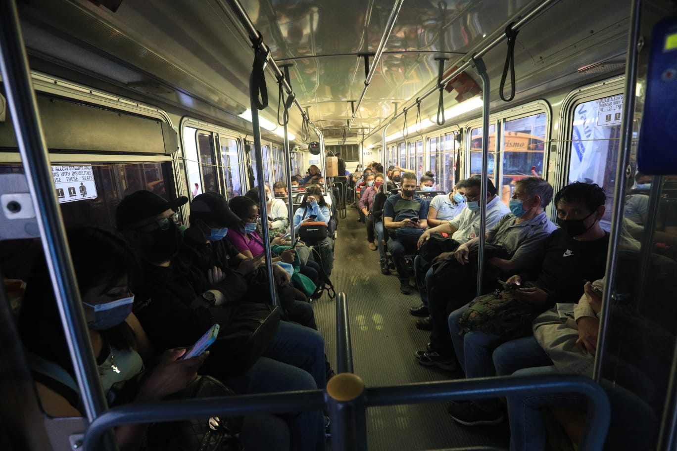 Todos los usuarios de unidades de transporte de pasajero deberán seguir utilizando mascarilla, según la DGT. (Foto Prensa Libre: María José Bonilla)