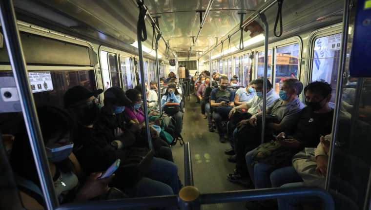 Todos los usuarios de unidades de transporte de pasajero deberán seguir utilizando mascarilla, según la DGT. (Foto Prensa Libre: María José Bonilla)