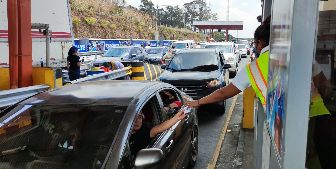 El paso en la Autopista Palín-Escuintla se ha incrementado en los últimos días por la Semana Santa. (Foto Prensa Libre: Enrique Paredes)