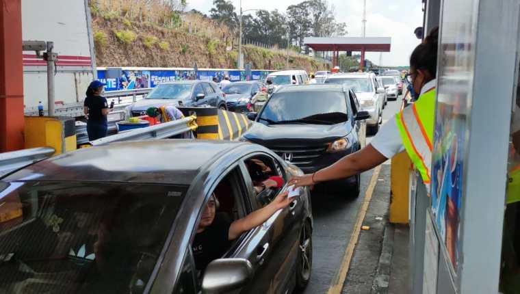 El paso en la Autopista Palín-Escuintla se ha incrementado en los últimos días por la Semana Santa. (Foto Prensa Libre: Enrique Paredes)