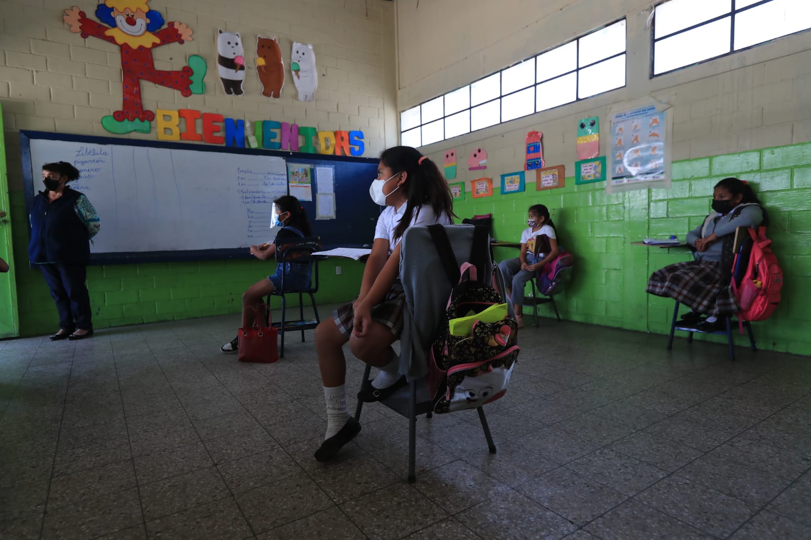 Estudiantes de la Escuela Nacional para Niñas No. 10 Manuel Cabral, Jornada Matutina, acuden a recibir clases presenciales. (Foto Prensa Libre: Élmer Vargas)