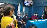 La paciente Carmen Cruz reclama a médicos del Hospital General San Juan de Dios por la falta de medicamentos para tratarse el cáncer que padece. El MP y la CGC mantienen investigaciones por presuntas anomalías administrativas. (Foto Prensa Libre: Roberto López)